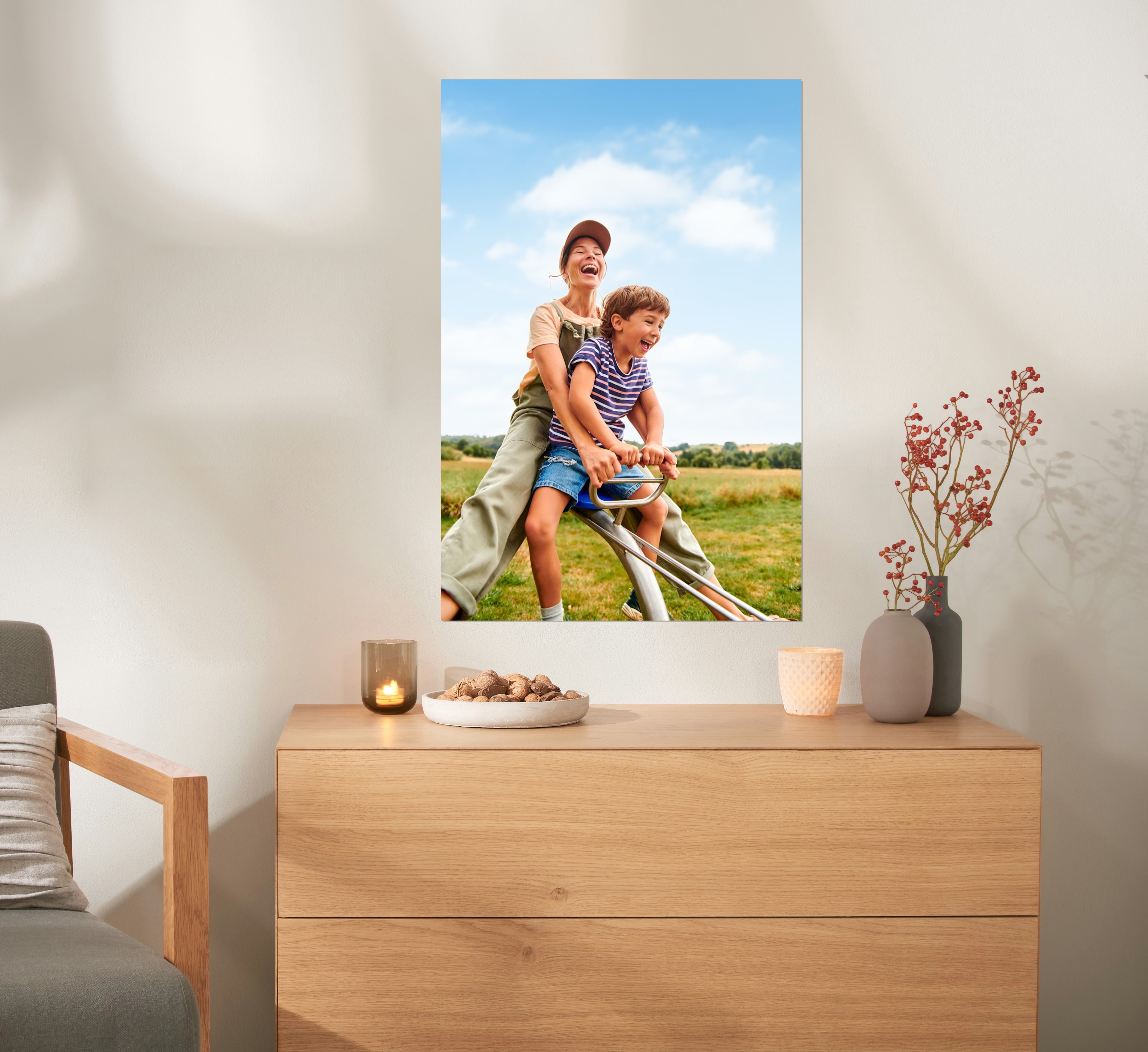 Ein Fotoposter mit einem Familienfoto hängt an einer Wand