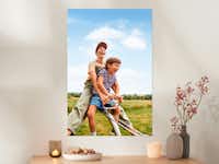 Pixum Fotoposter bestellen Ein Fotoposter mit einem Familienfoto hängt an einer Wand