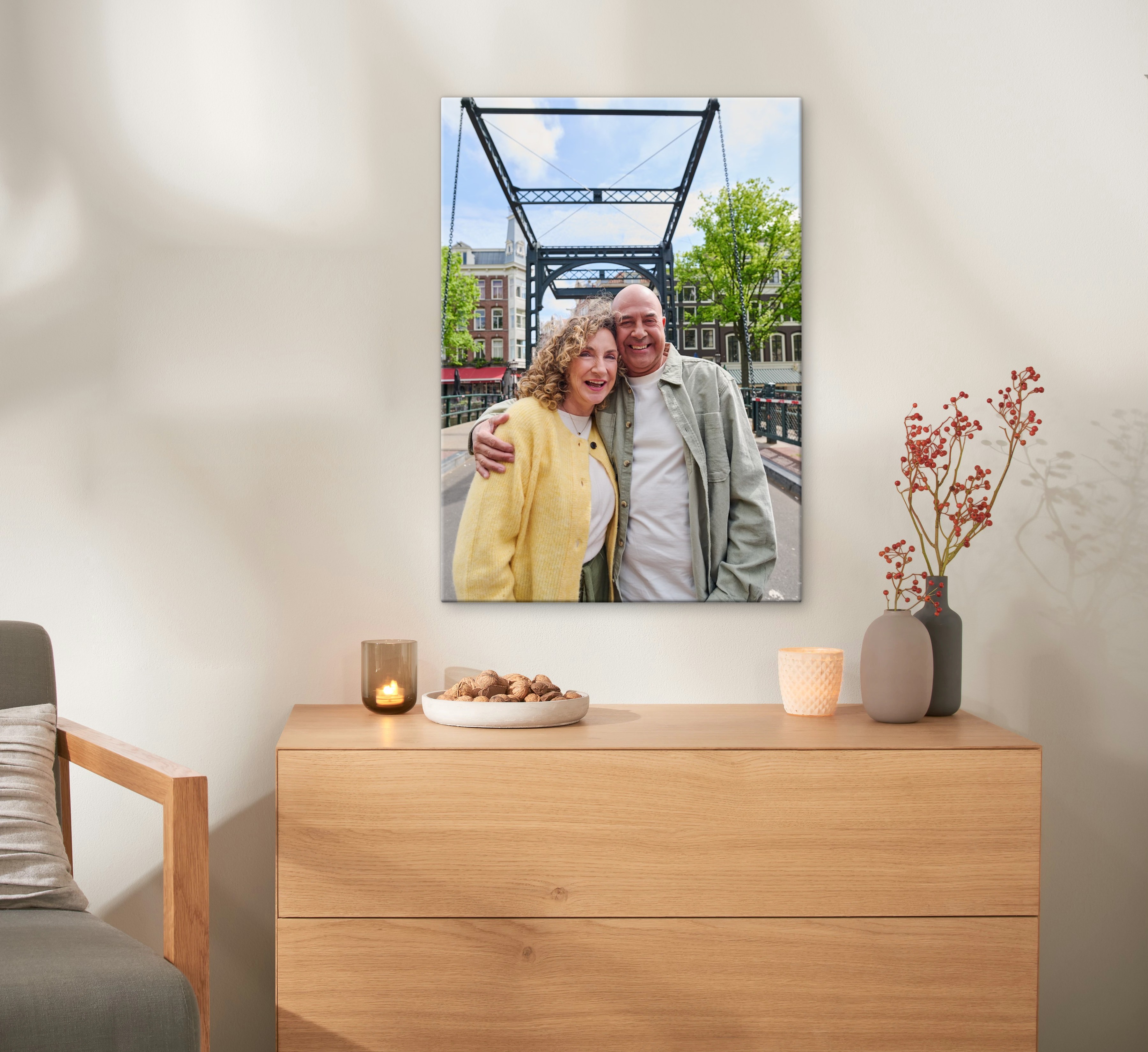 Un lienzo con una foto de una pareja cuelga de la pared