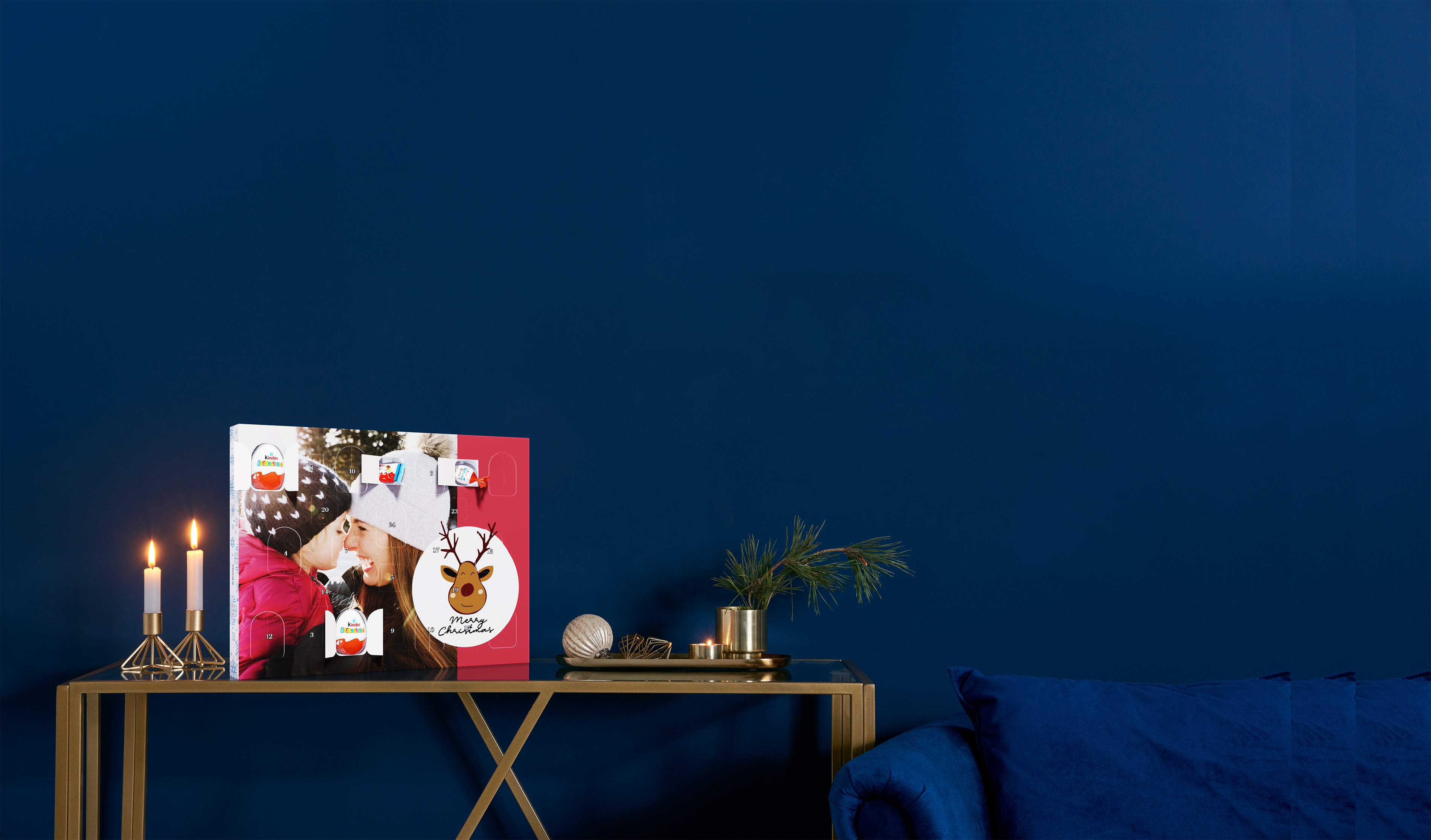 Adventskalender med barns överraskningar och ett foto på en skrattande mamma med sin lilla dotter i snön