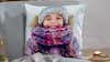 Quadratisches Fotokissen mit Foto eines kleinen Mädchens im Schnee