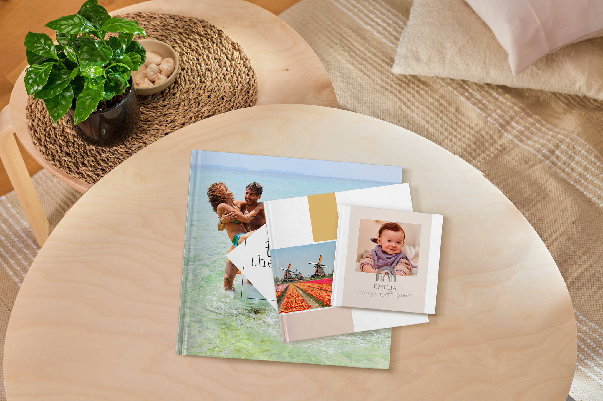 Drei quadratische Fotobücher aufeinandergestapelt im Ambiente