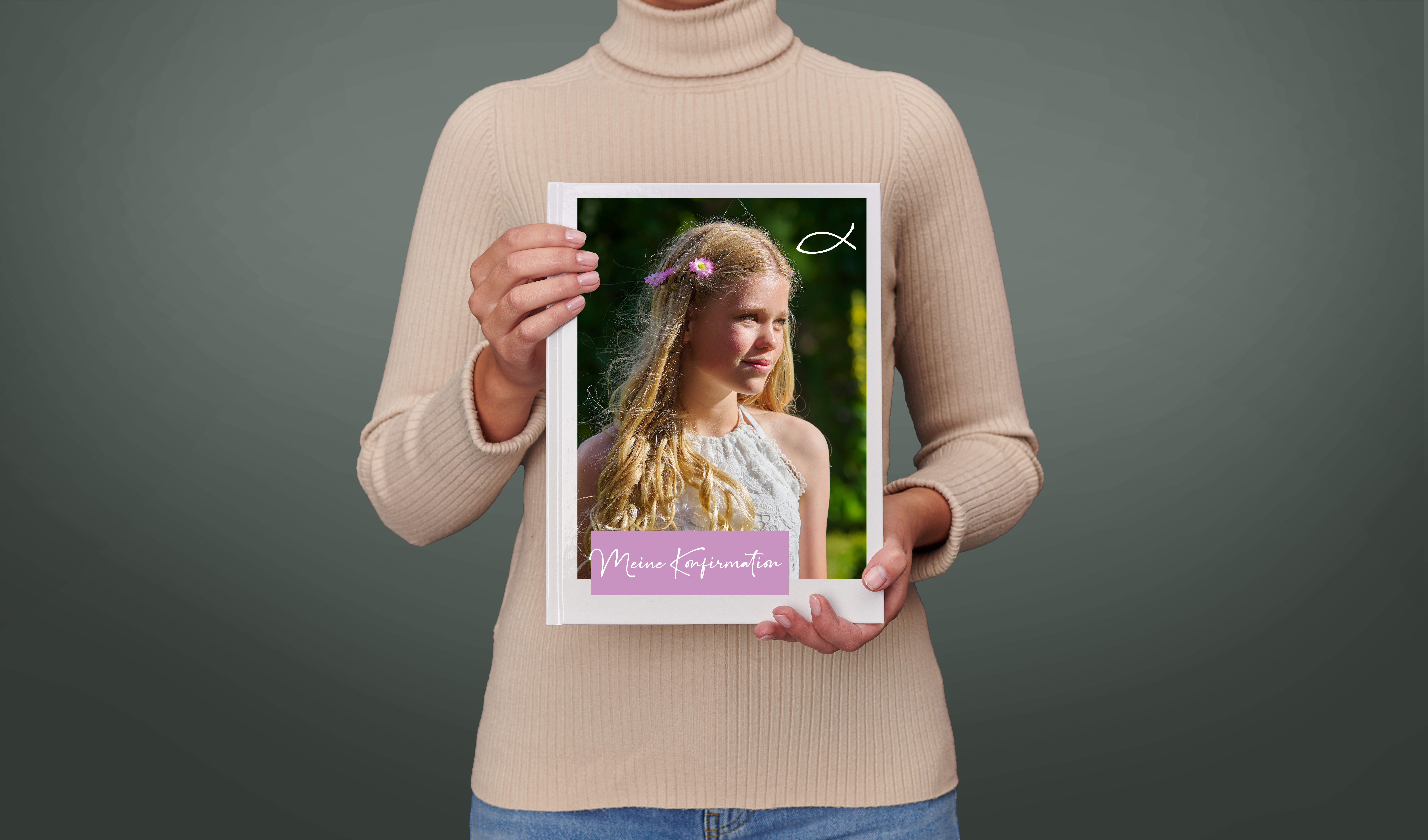 Fotobuch im Hochformat mit dem Bild einer Konfirmandin und dem Titel "Meine Konfirmation".