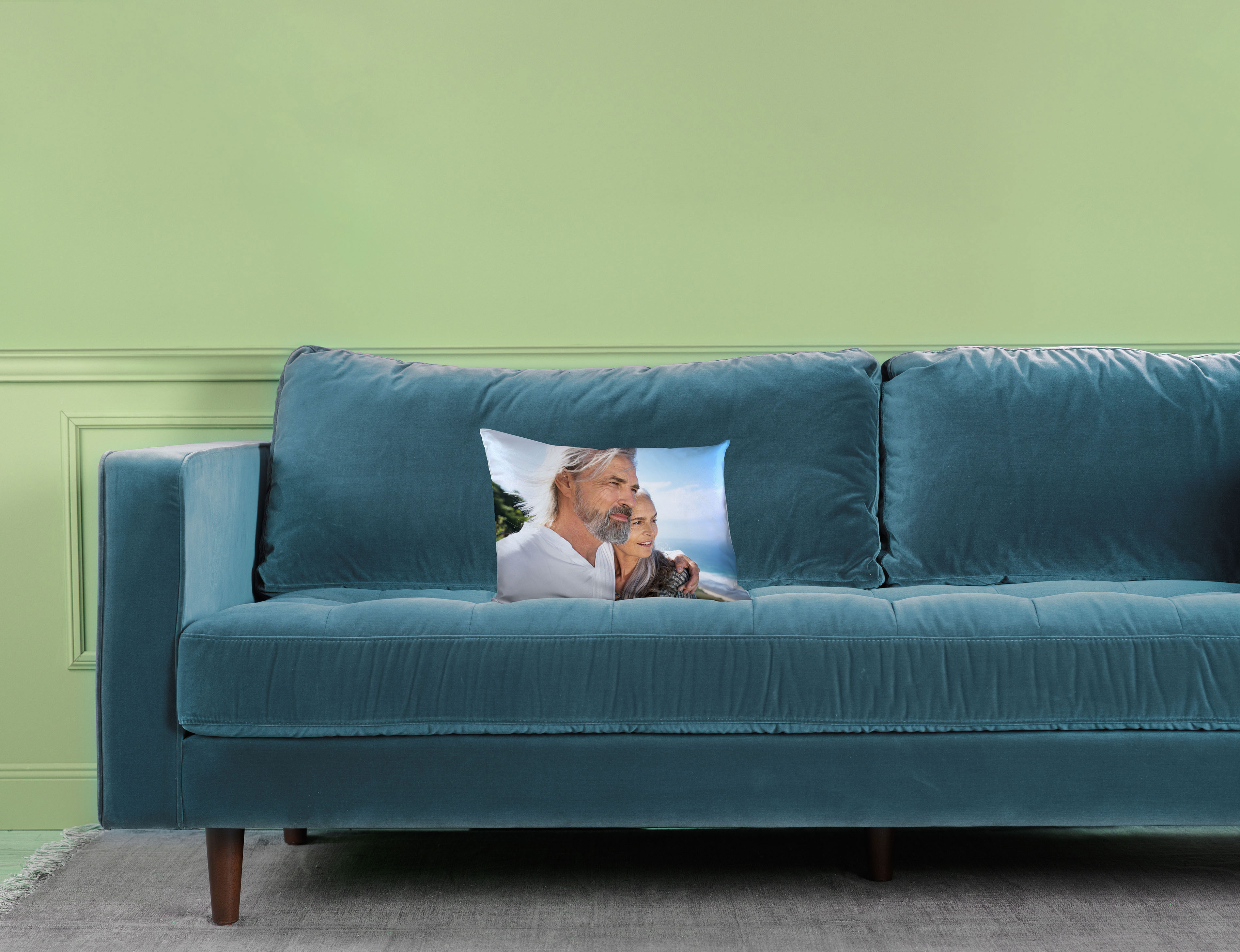 Fotokissen 50x30 mit Pärchenbild auf einem Sofa.