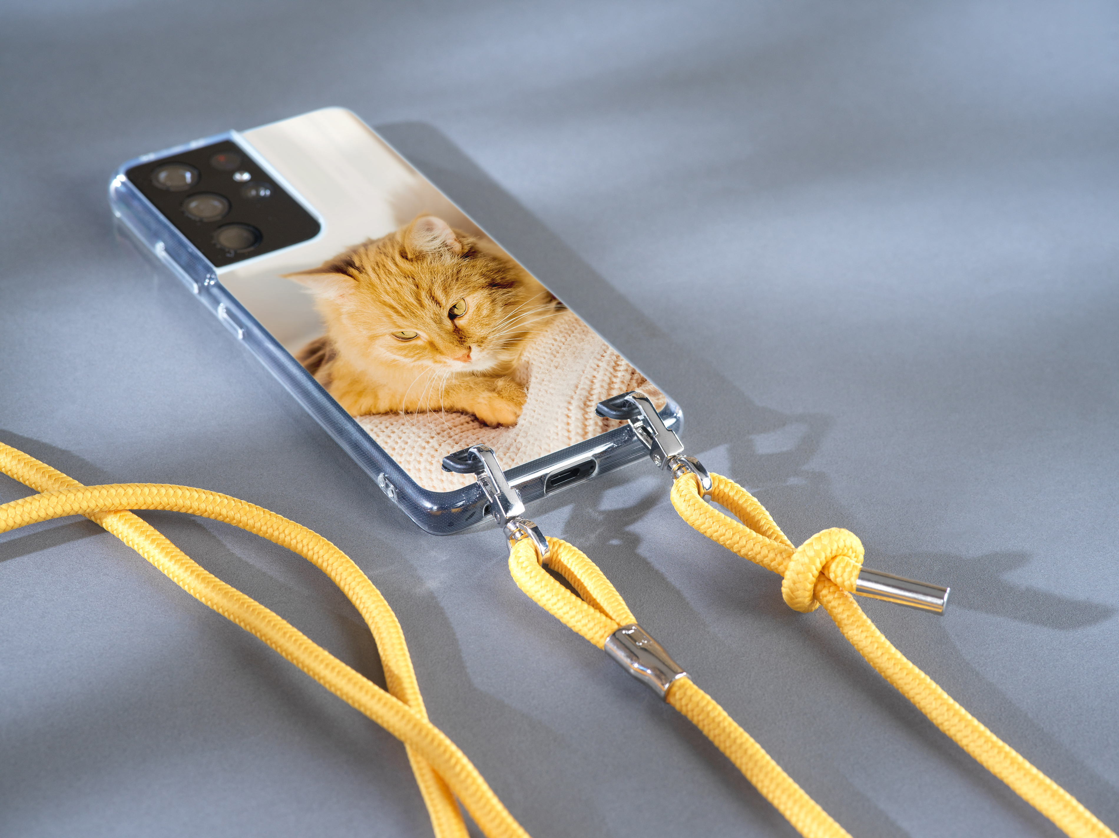 Handyhülle mit gelber Handykette und einem Foto einer Katze