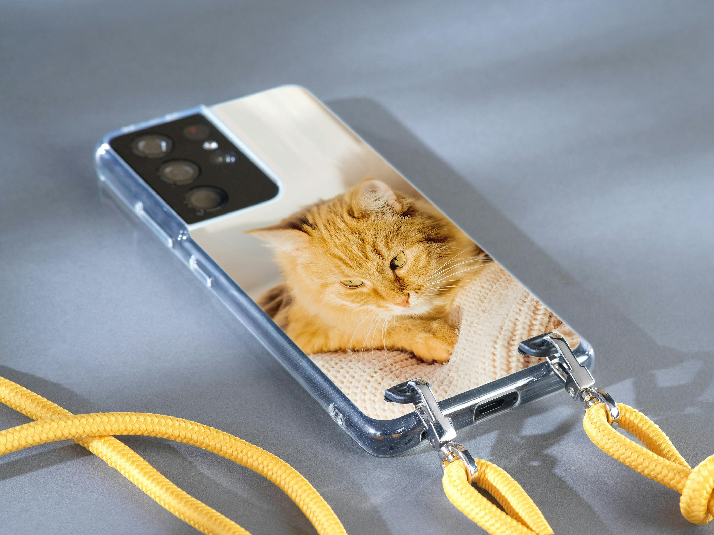 Gepersonaliseerd telefoonhoesje met koord met een foto van een kat