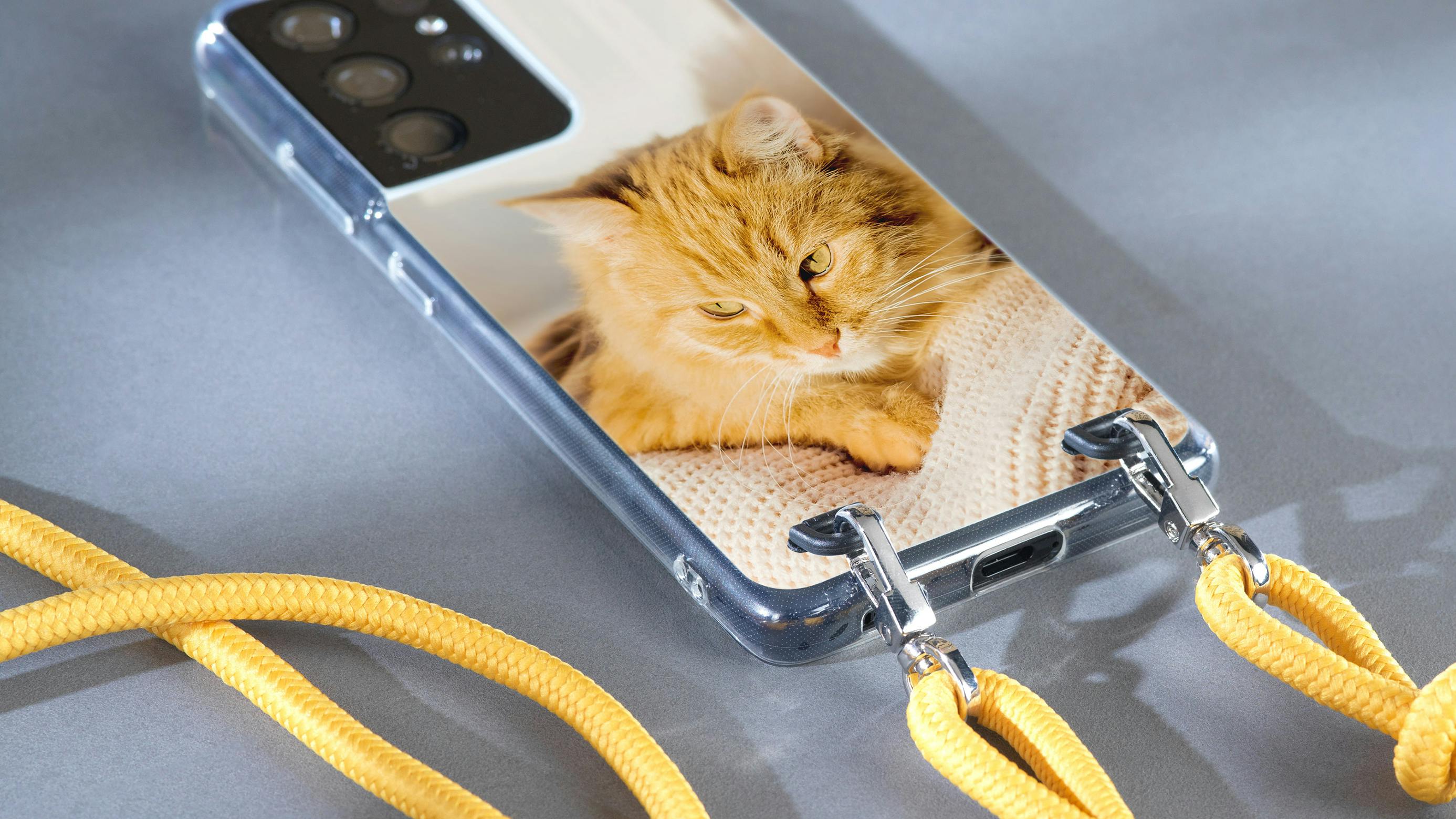 Funda para móvil con cuerda con la foto de un gato