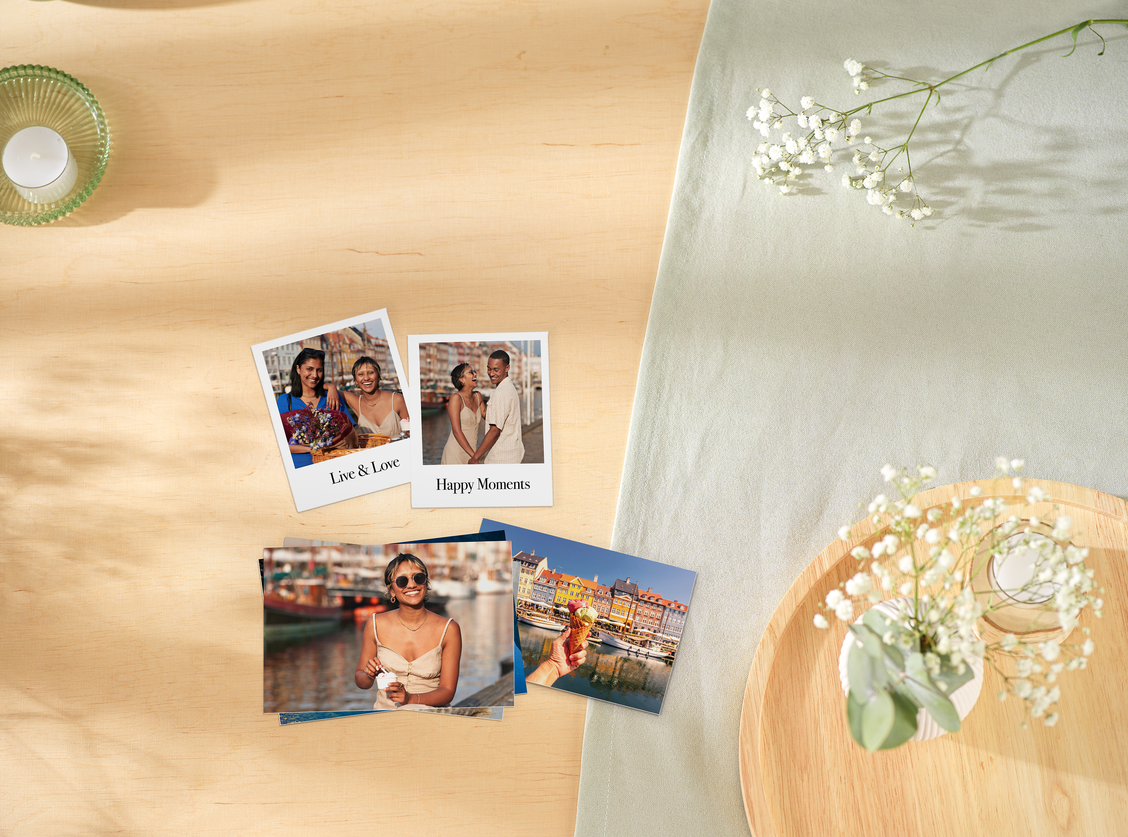 Klassische Fotoabzüge und Retro Prints mit Pärchenfotos liegen auf einem Tisch