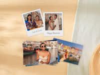 Drucke deine Lieblingsfotos als klassische Fotoabzüge oder Retro Prints Klassische Fotoabzüge und Retro Prints mit Pärchenfotos liegen auf einem Tisch