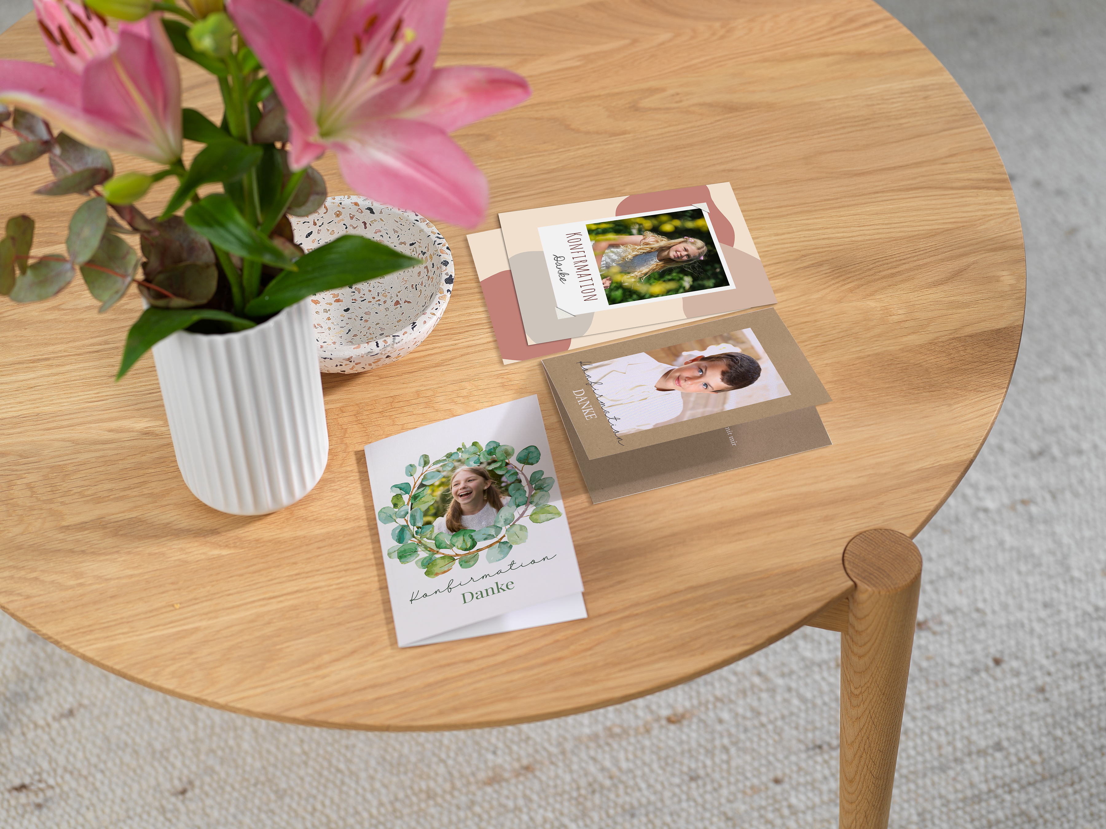 Drei Danksagungskarten zur Konfirmation sind auf einem Tisch platziert.