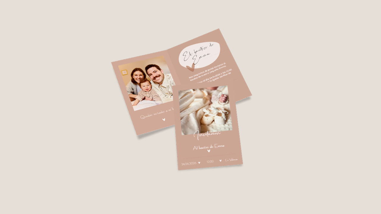 Invitación de bautizo con foto y diseño en marrón claro con pequeños corazones.