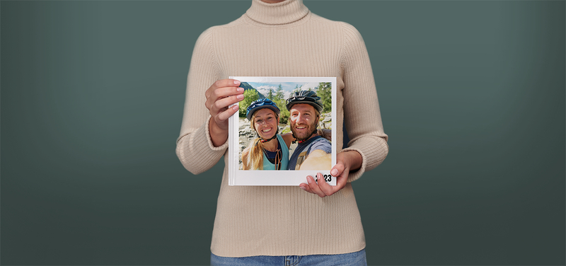 Pixum Fotobuch gross im quadratischen Format mit dem Selfie von Mountainbikern auf dem Cover