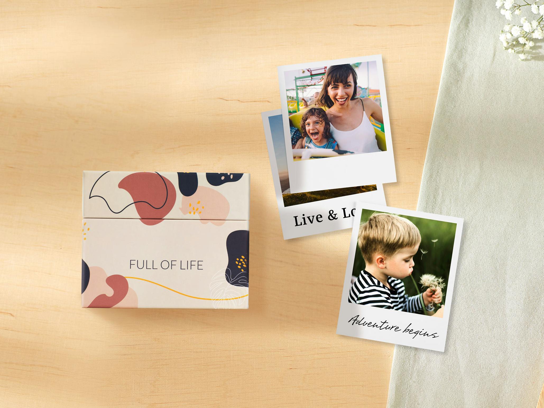 Retro-Prints Box mit Design Full of Life mit Familienmotiven im Ambiente