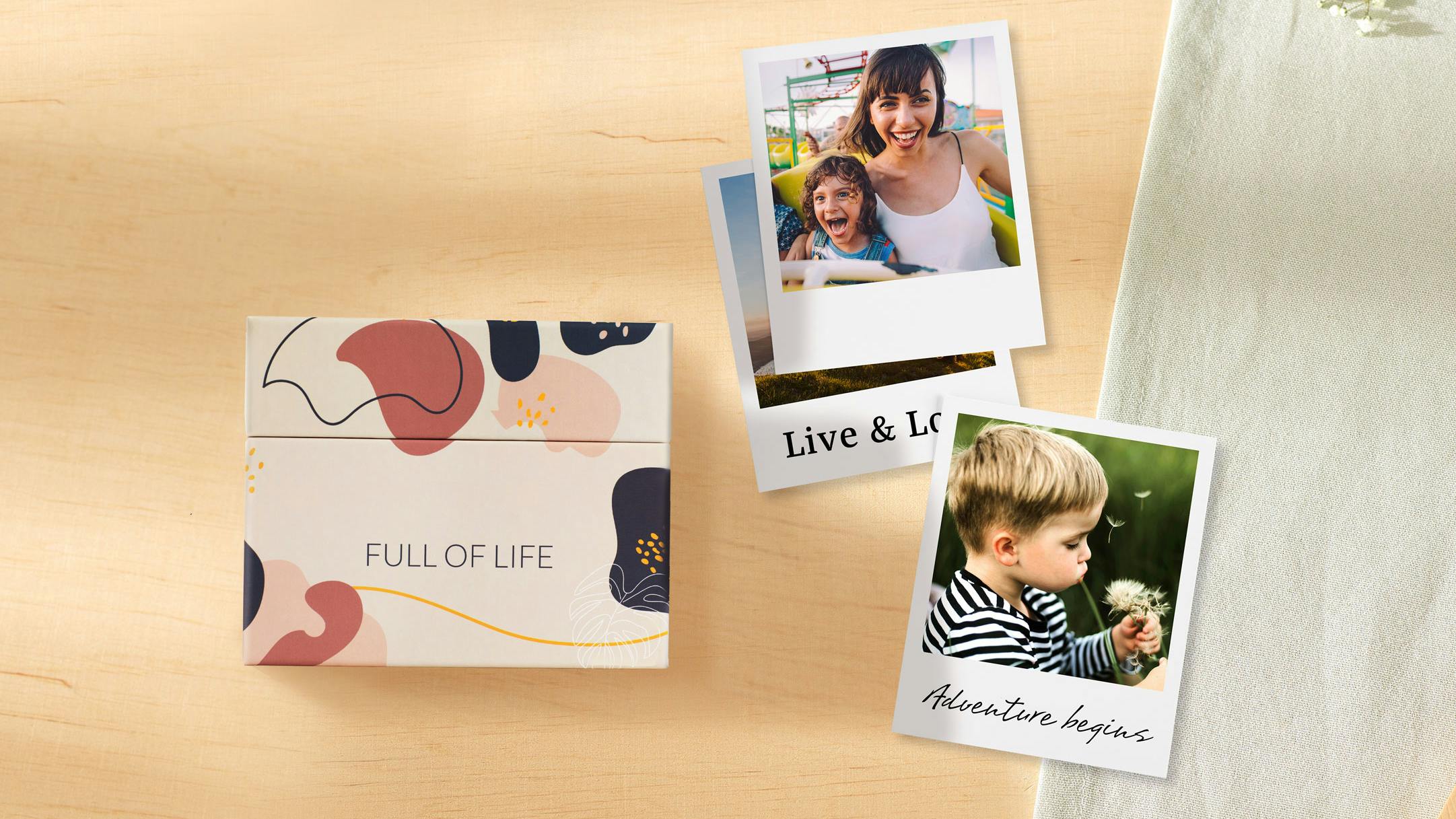 Retro prints box met full of life design en familiefoto's in ambiance