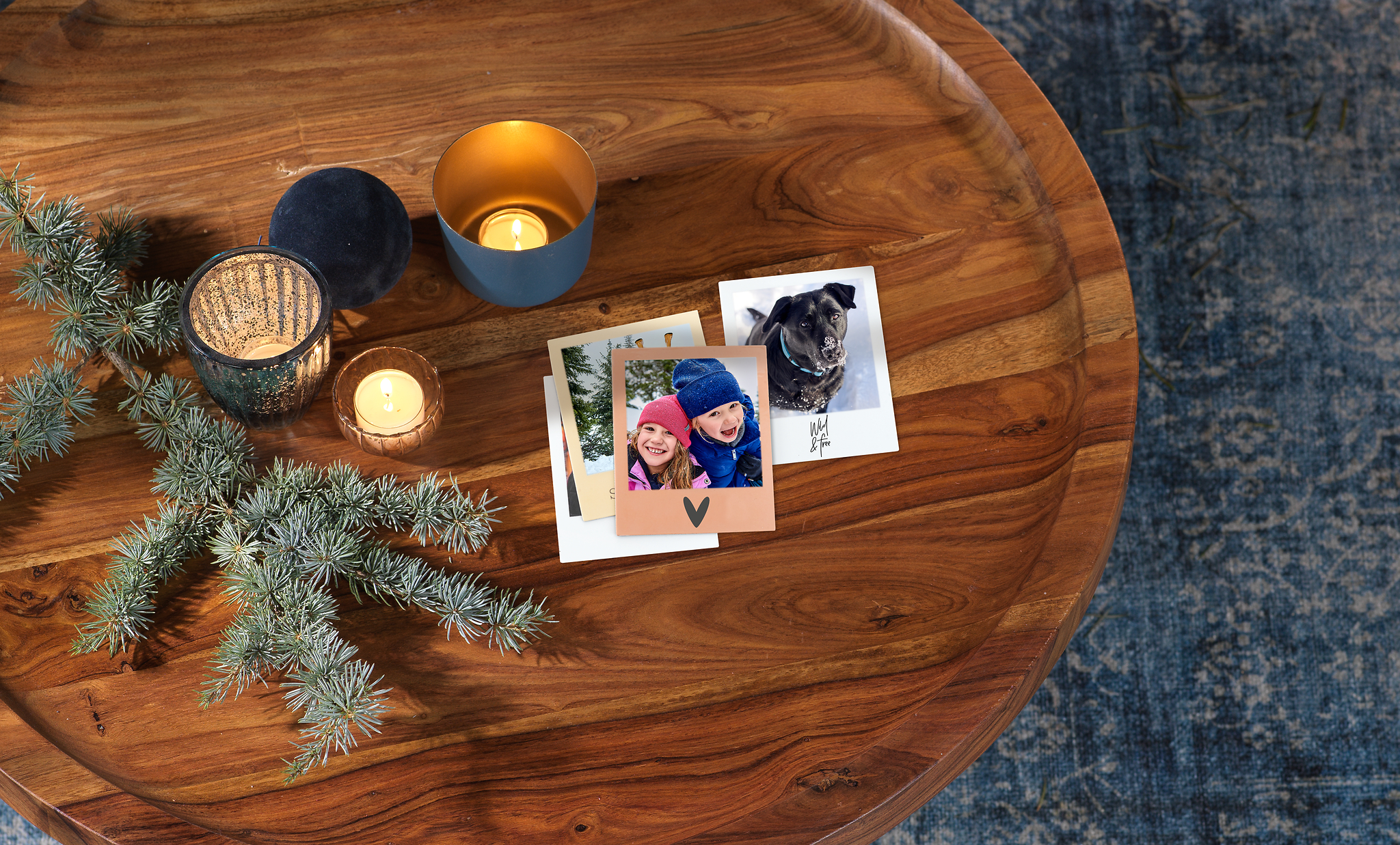 Retro-Fotomagnete mit Familienfotos auf einem Tisch 