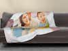 Couverture douillette avec photo d'une mère et de son enfant sur un canapé