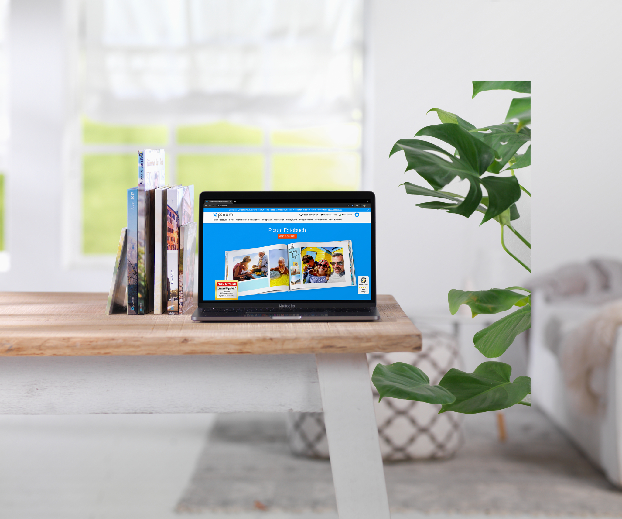 Laptop mit der Pixum Website, auf der du ganz einfach und schnell ein Fotobuch erstellen kannst.