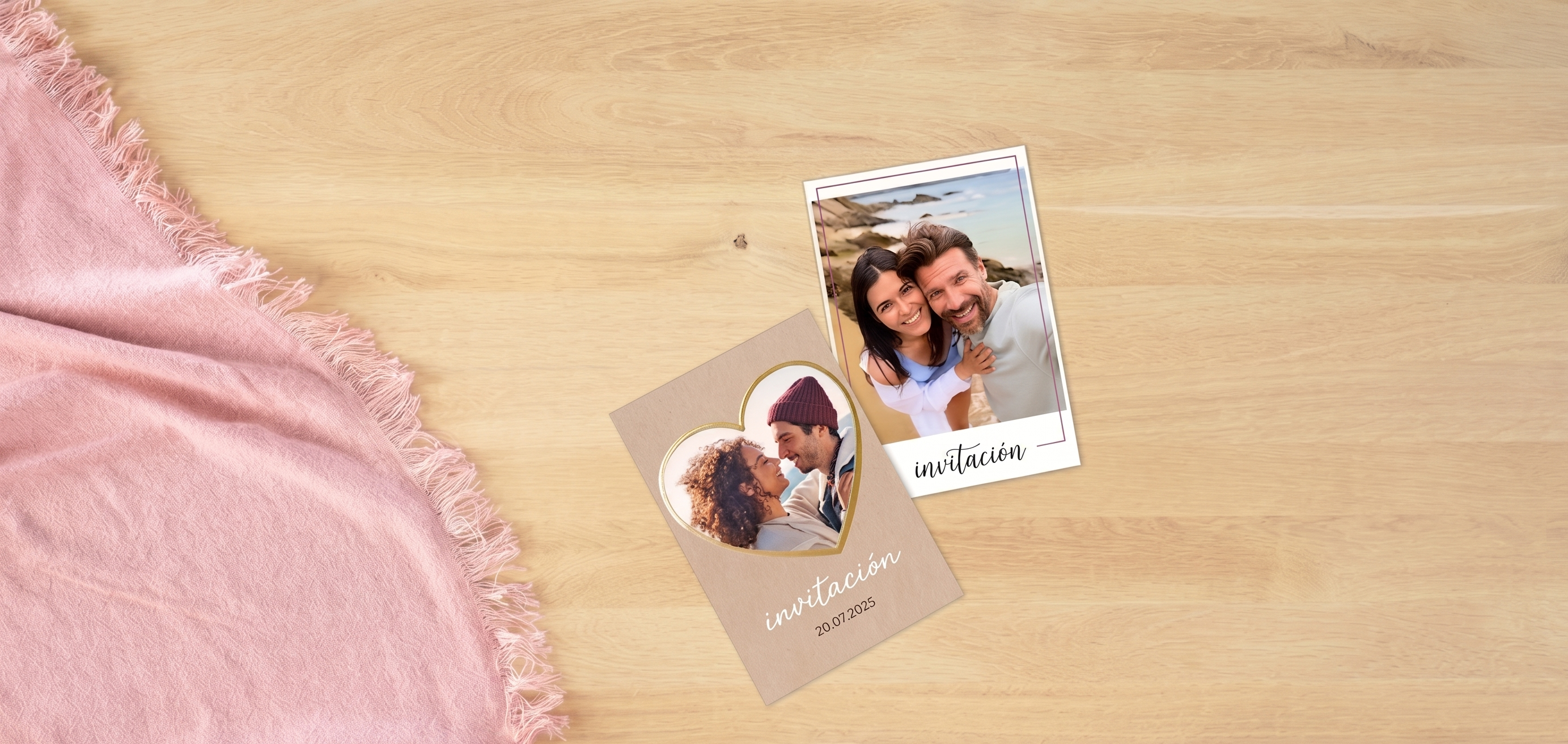 Dos tarjetas de invitación con diseños diferentes están una al lado de la otra sobre una mesa