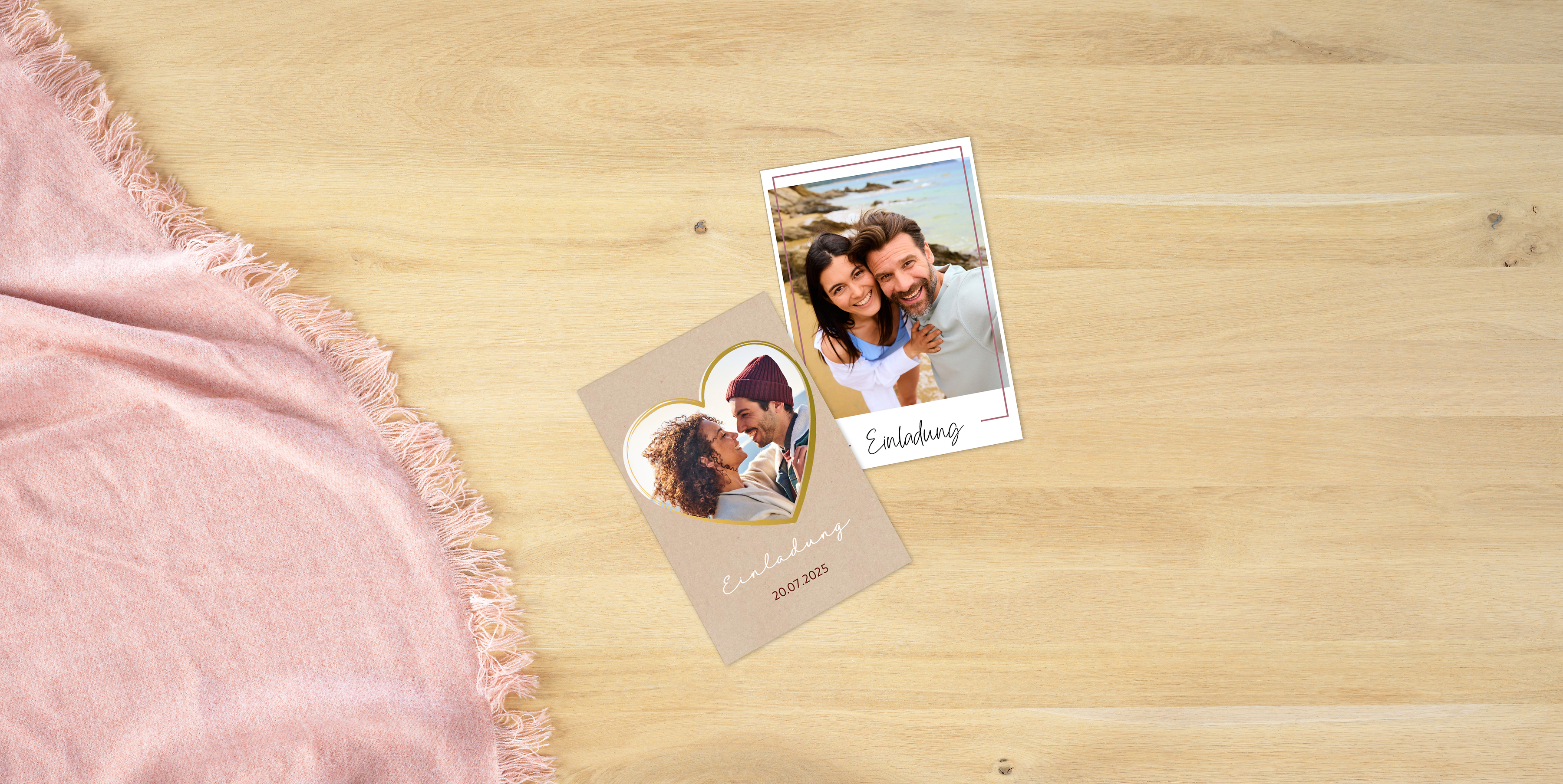 Twee verschillende uitnodigingen voor een bruiloft liggen naast elkaar op een tafel.