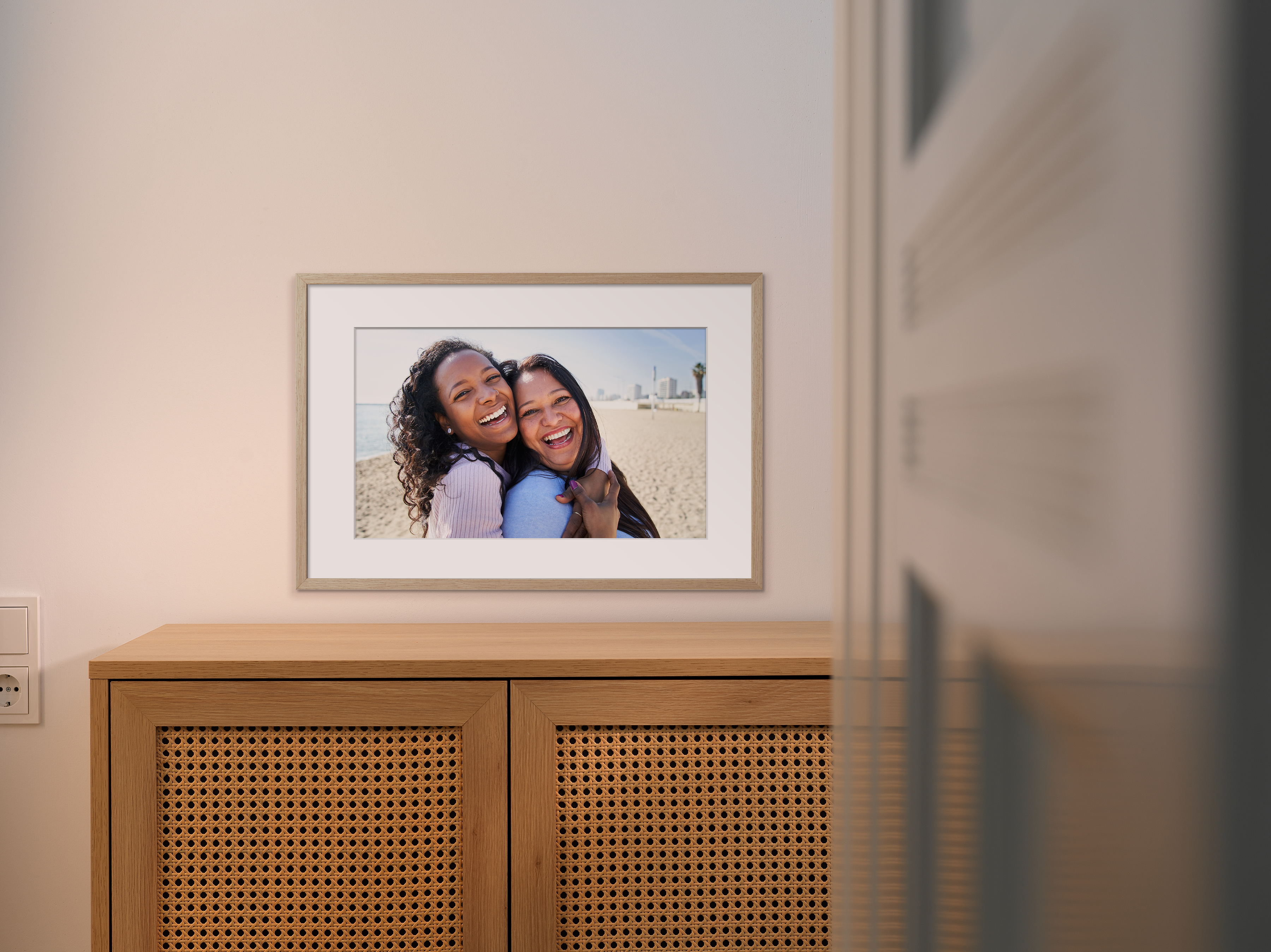 Een ingelijste foto voor Moederdag hangt aan de muur.