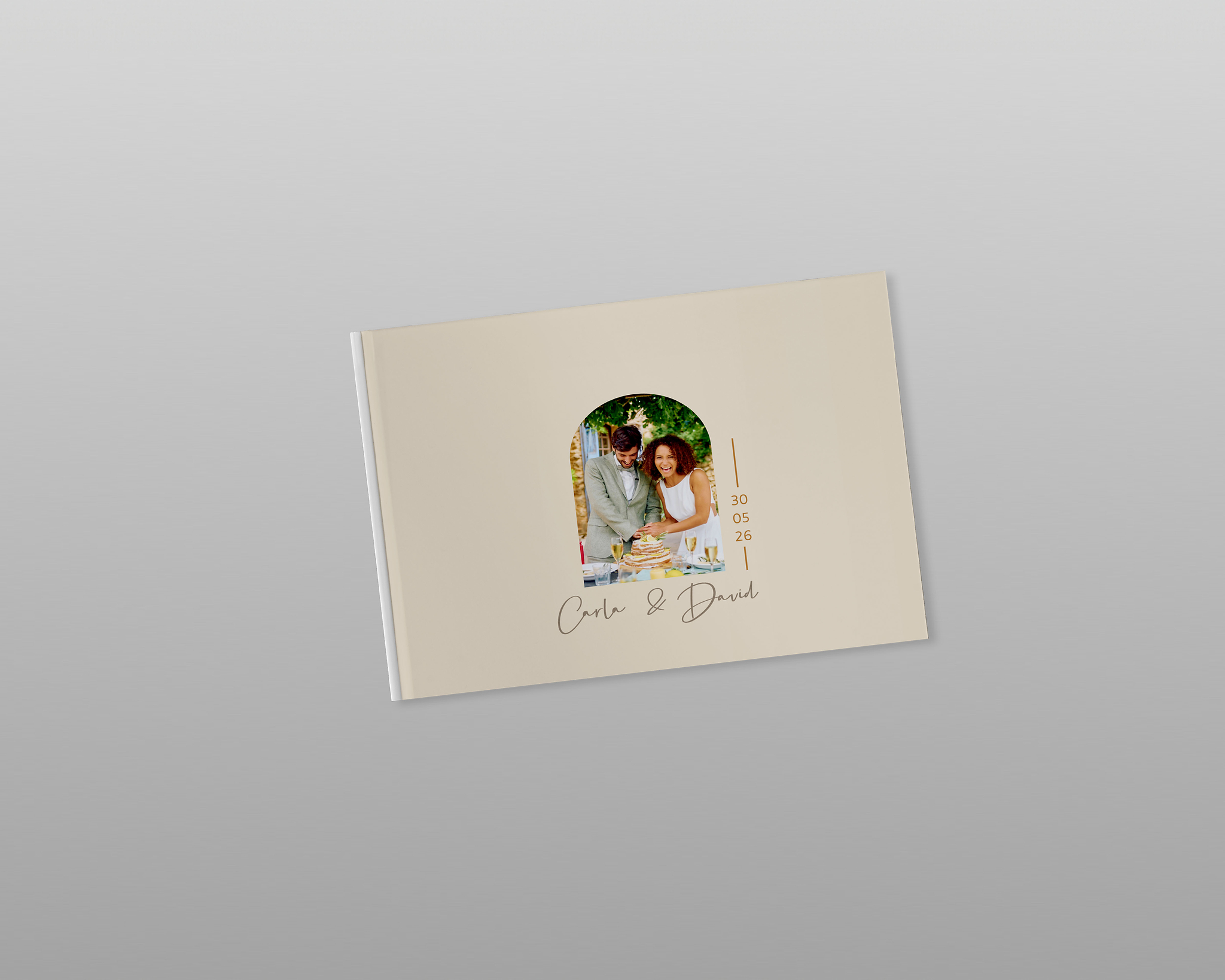 Couverture d'un livre photo mariage avec design elegant, un couple et leur noms.