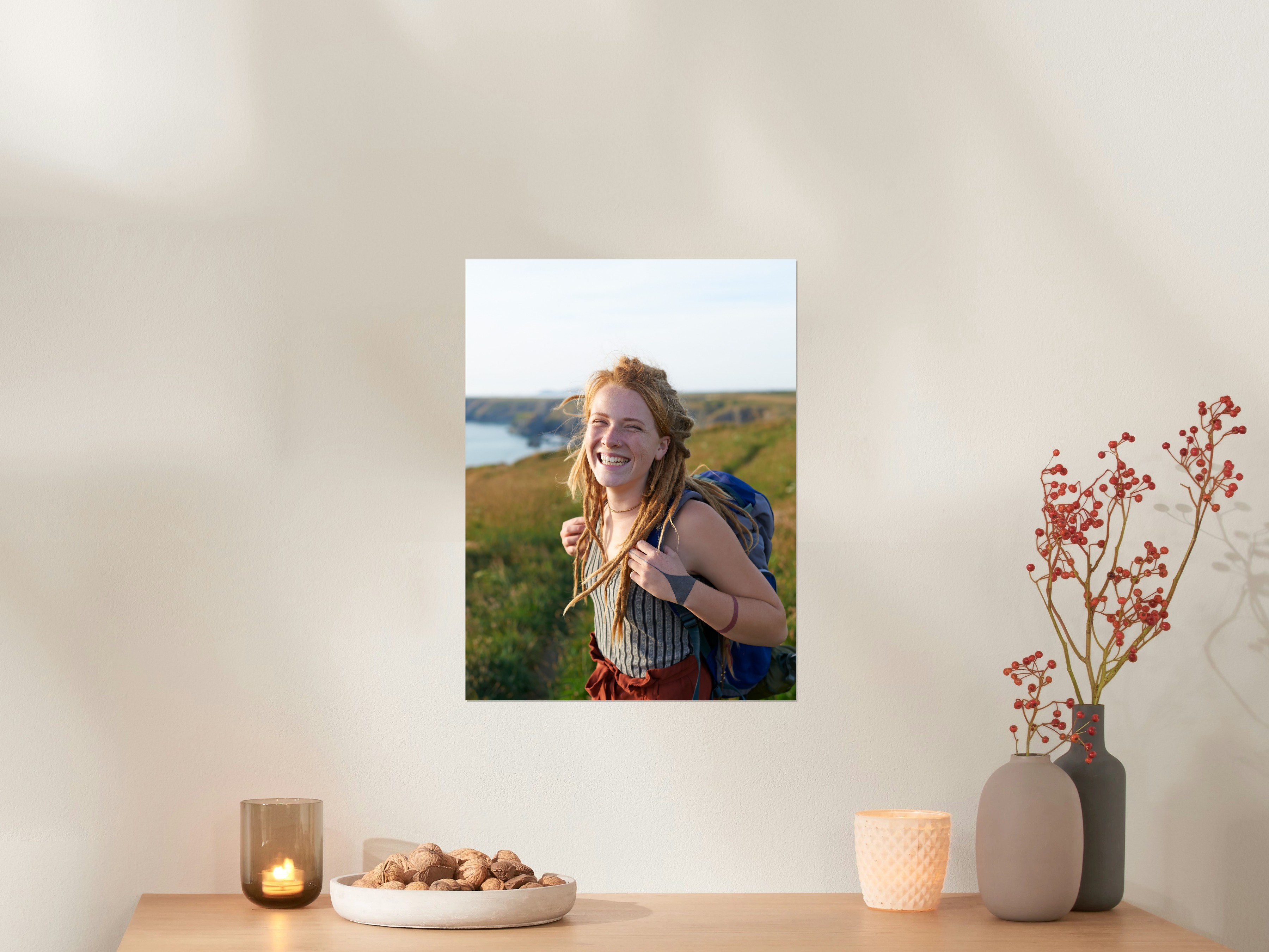 Fotoposter 30x40 cm mit lächelnder Frau am Wandern