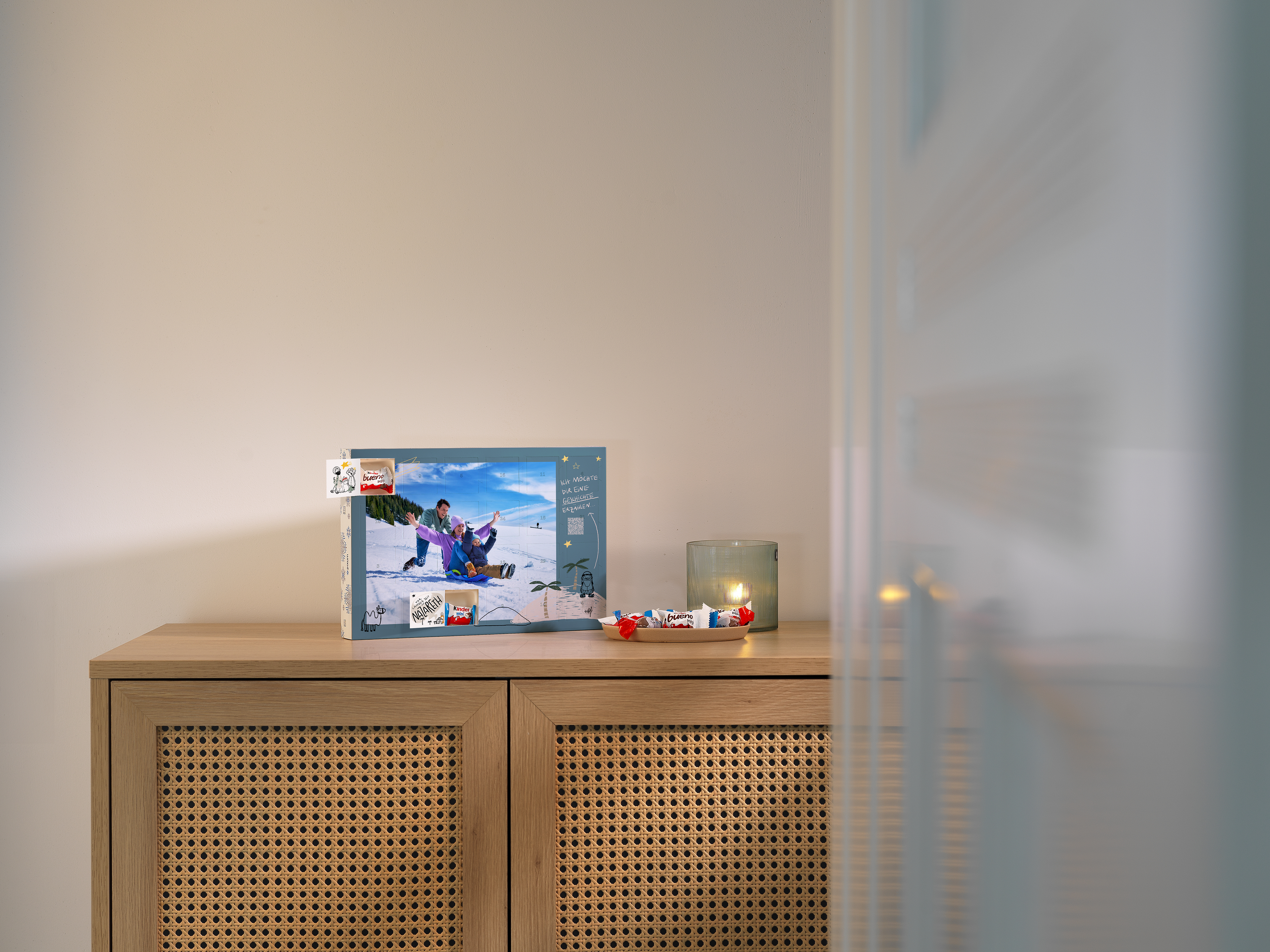 Pixum Adventskalender mit Schokolade von kinder und Illustrationen der Weihnachtsgeschichte im Querformat