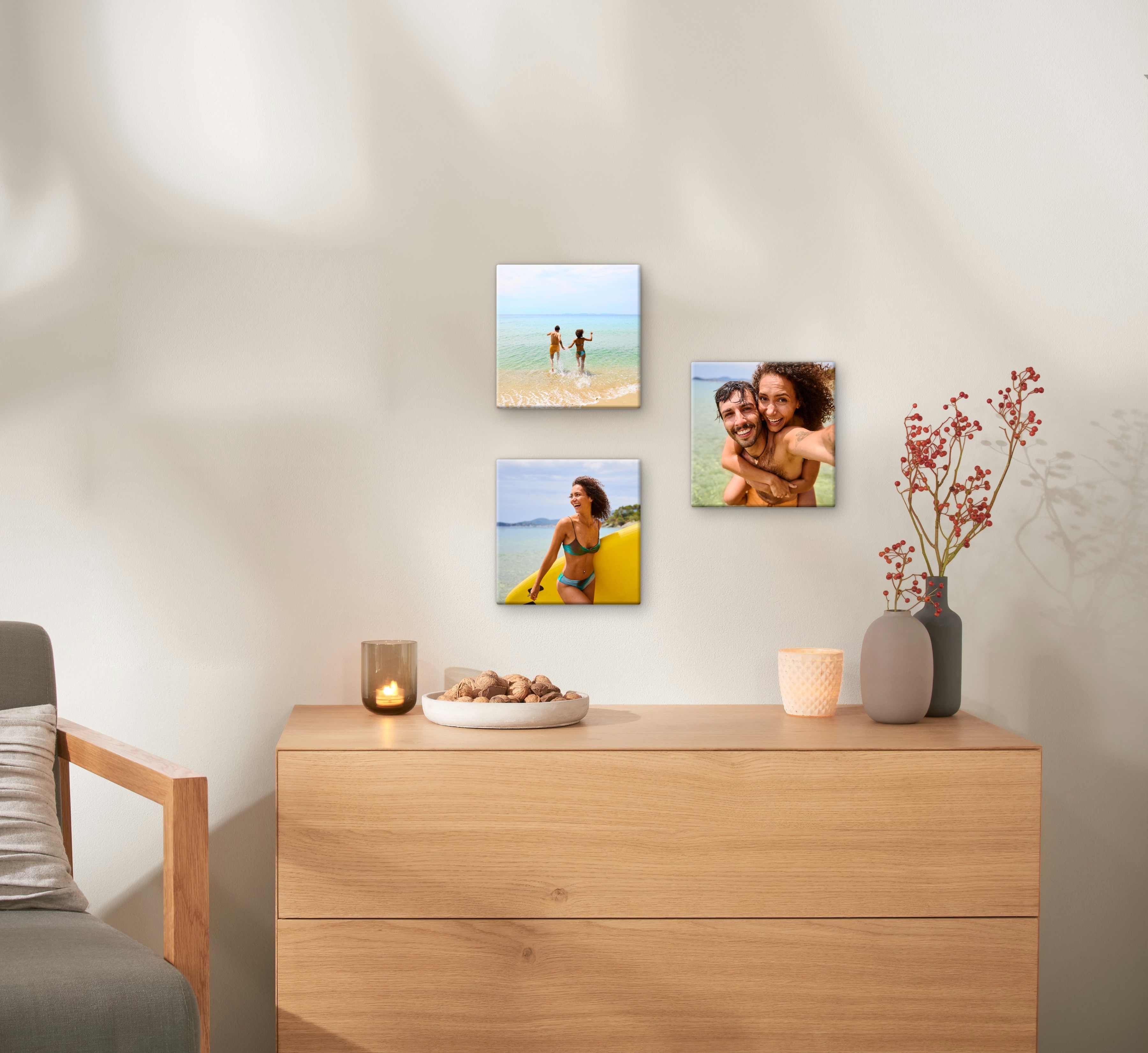 Drei Fotoleinwände im Format 20x20  cm hängen an einer Wand und zeigen Strand