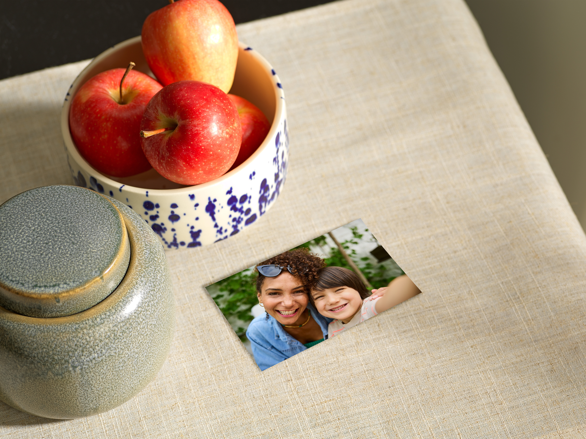 Fotoabzug 10 cm auf einem Tisch