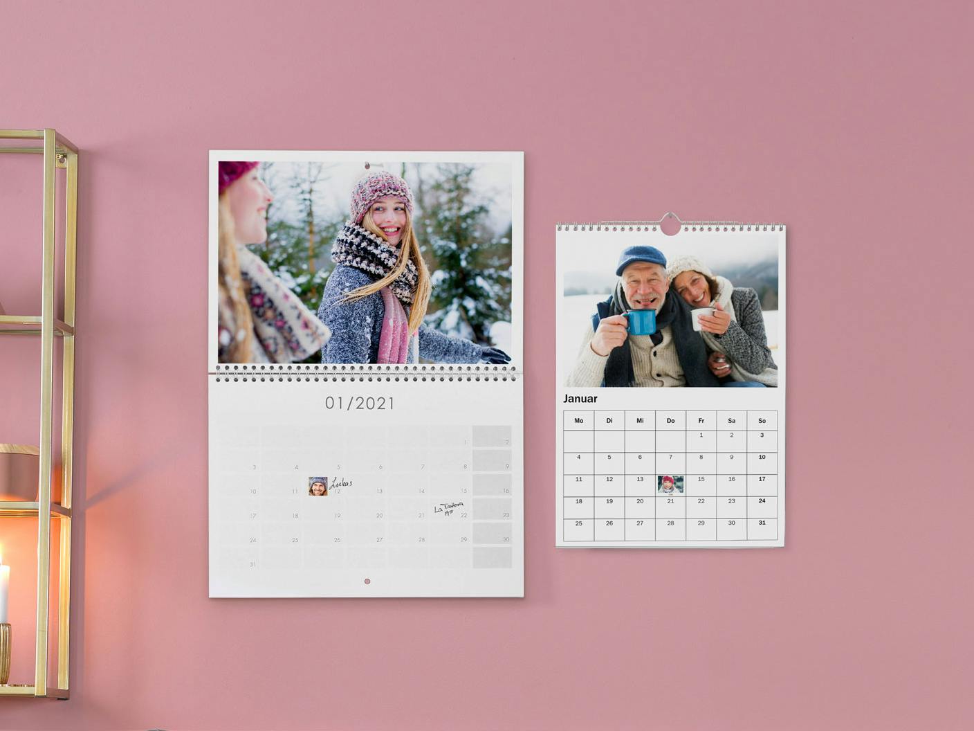 Calendario con cumpleaños personalizado en una pared rosa