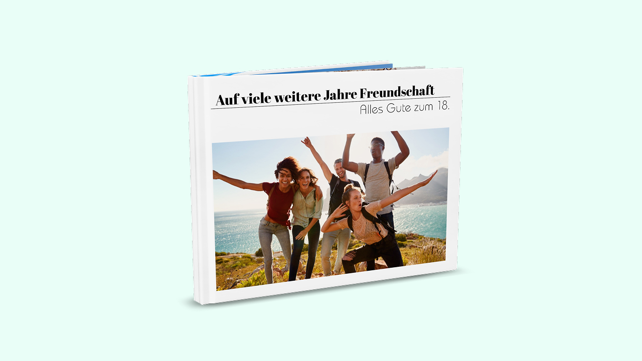 Fotobuchcover mit einem Bild einer Freundesgruppe und dem Titel "Auf weitere Jahre Freundschaft, alles Gute zum 18.".