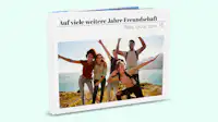 Fotobuch zum 18. von den Freunden Fotobuchcover mit einem Bild einer Freundesgruppe und dem Titel "Auf weitere Jahre Freundschaft, alles Gute zum 18.".