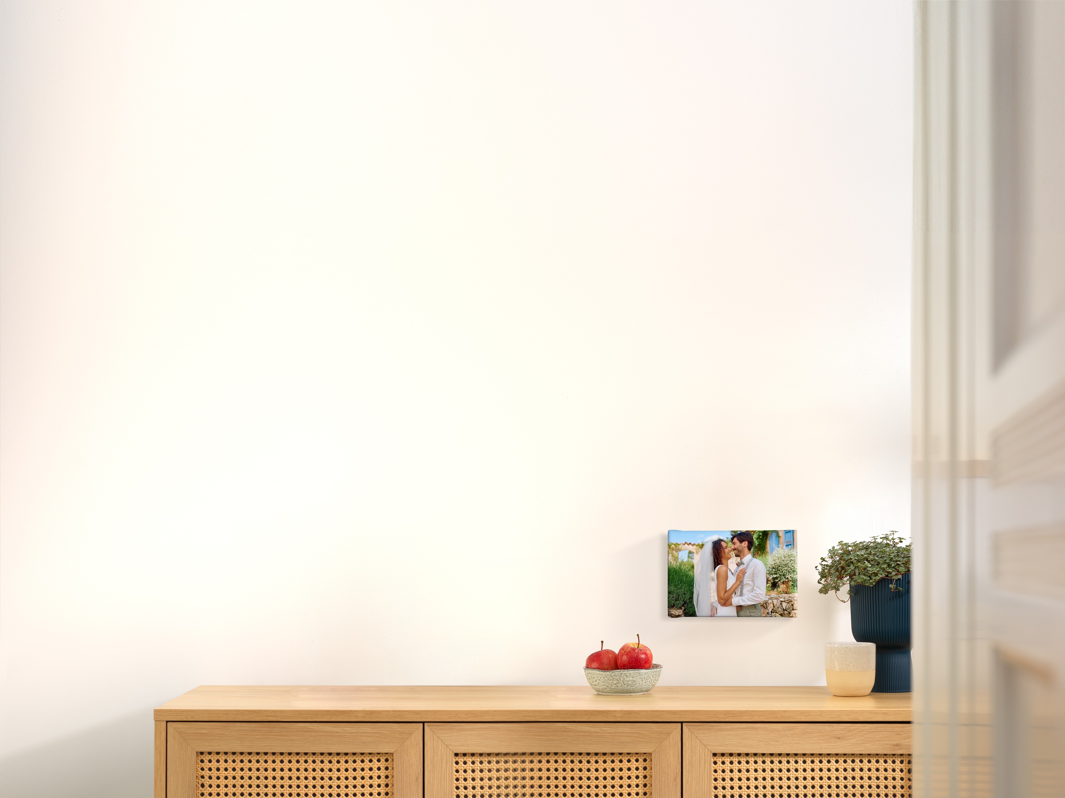 Fotoleinwand  in den Maßen 30 x 20 cm an einer Wand mit Motiv eines Pärchens.