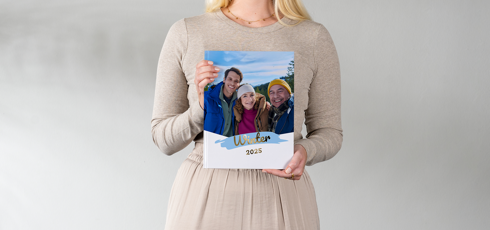 Pixum Fotobuch groß im Hochformat mit einem Familienfoto und der Jahreszahl 2025 auf dem Cover