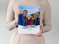 Pixum Fotobuch groß hoch erstellen Pixum Fotobuch groß im Hochformat mit einem Familienfoto und der Jahreszahl 2025 auf dem Cover
