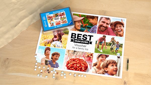 Fotopuzzle 2.000 Teile Auf einem Tisch liegt ein Fotopuzzle, welches als Gutschein gestaltet ist