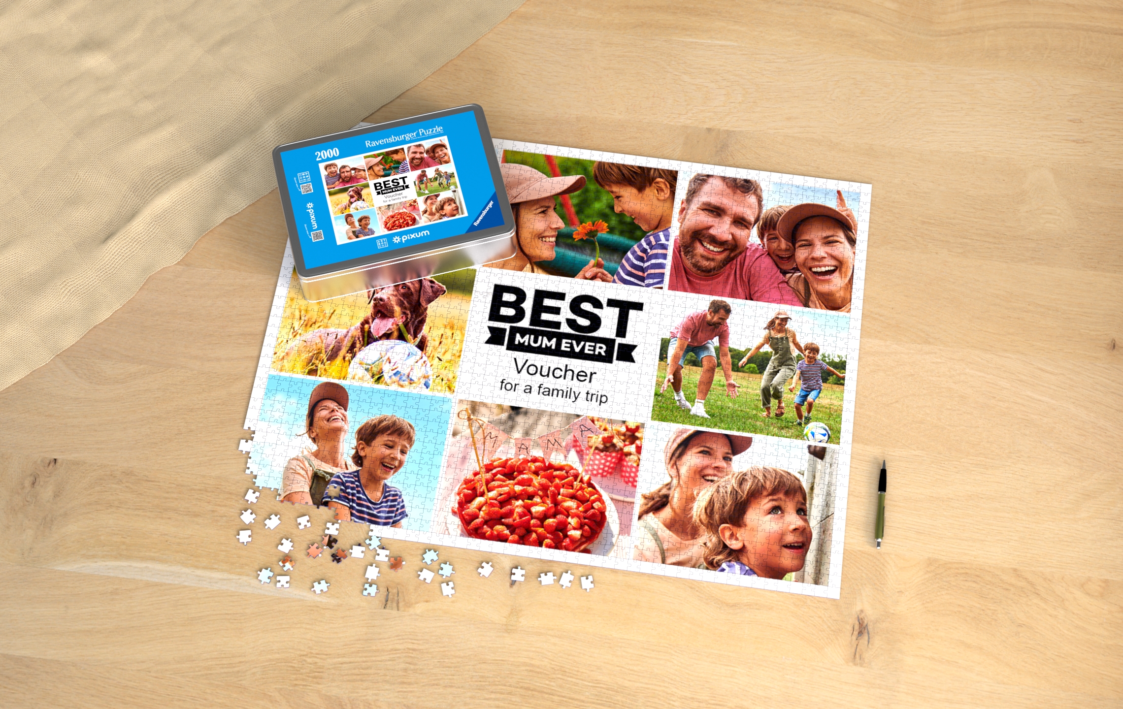 Su un tavolo c’è un puzzle fotografico progettato come buono regalo.