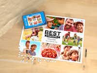 Puzzle photo personnalisé 2000 pièces Puzzle photo personnalisé 2000 pièces sous forme de bon cadeau, posé sur une table en bois
