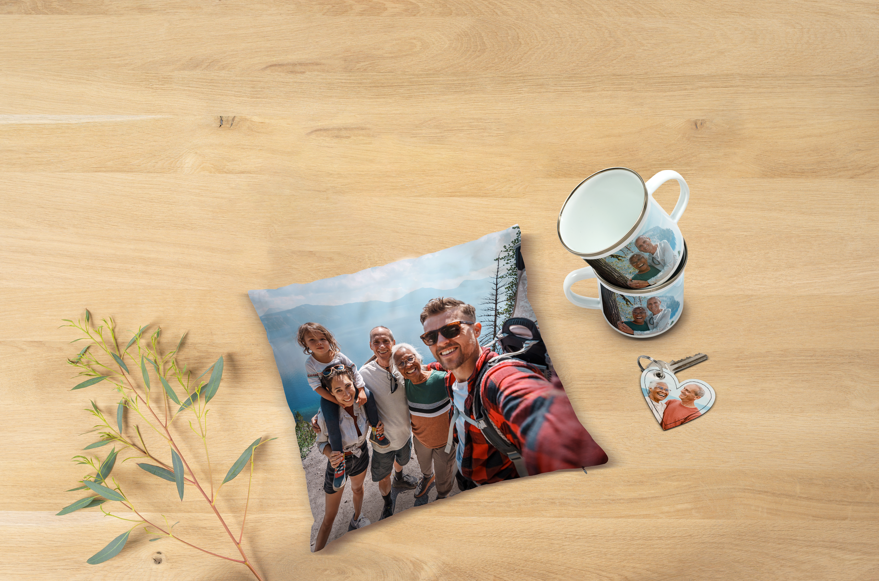 Pixum-kuvatyyny, emalimukit ja avaimenperä