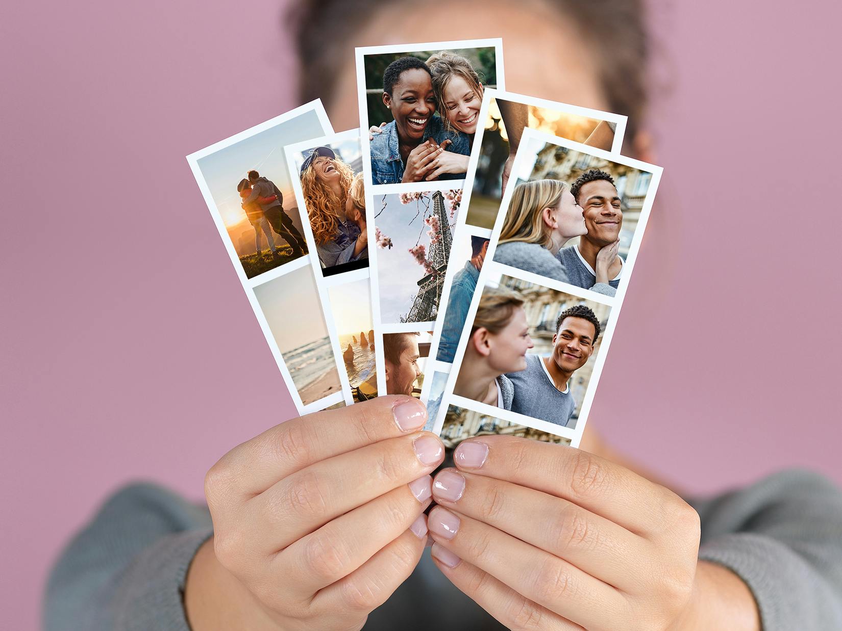 Fotos de fotomatón con foto de una pareja y una mujer que las sostiene