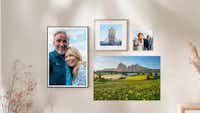 Gallery Wall mit Wandbildern im Treppenhaus