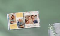 Fotobuch mit Babyfotos und buntem Hintergrund Babyalbum mit Fotos von einem älteren Baby und seinen Eltern. Für die Gestaltung wurde ein Hintergrund aus bunten Fahnen genutzt.