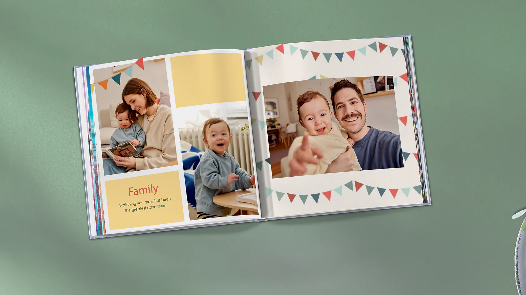 Fotobuch mit Babyfotos und buntem Hintergrund Fotobuch mit Babyfotos und buntem Hintergrund