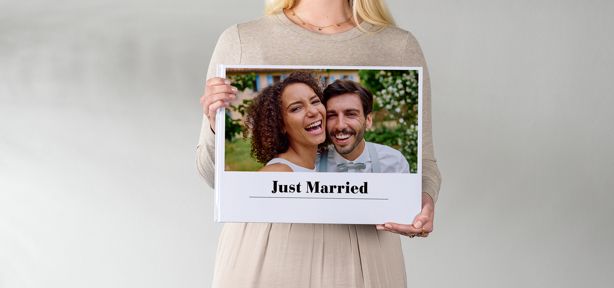 Pixum Fotobuch XXL im Querformat mit einem Hochzeitsfoto auf dem Cover