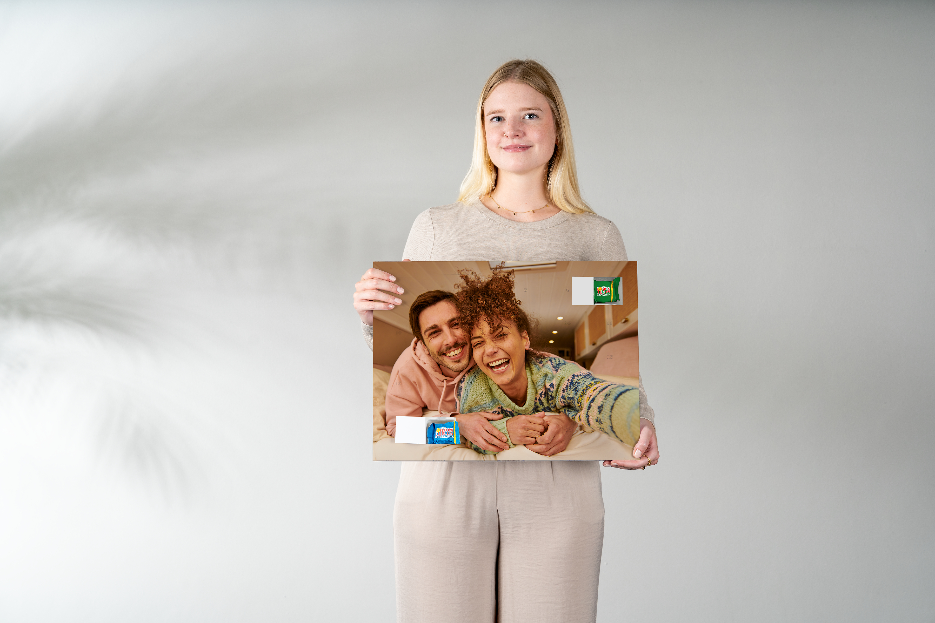 Foto-Adventskalender mit Schokolade von Tonys Chocolonely in der Hand gehalten