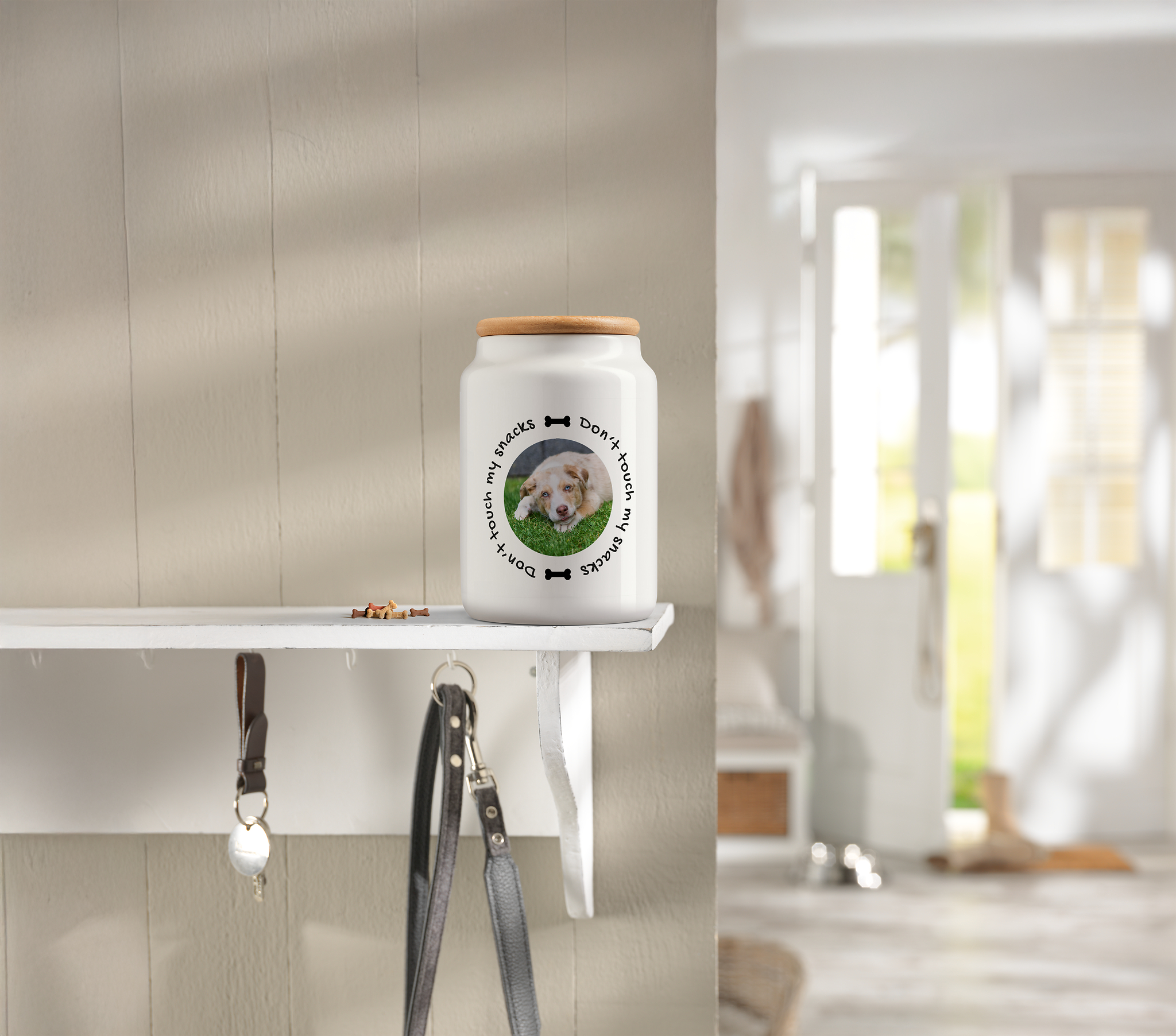 Een pot met een foto van een hond erop staat op een schap.