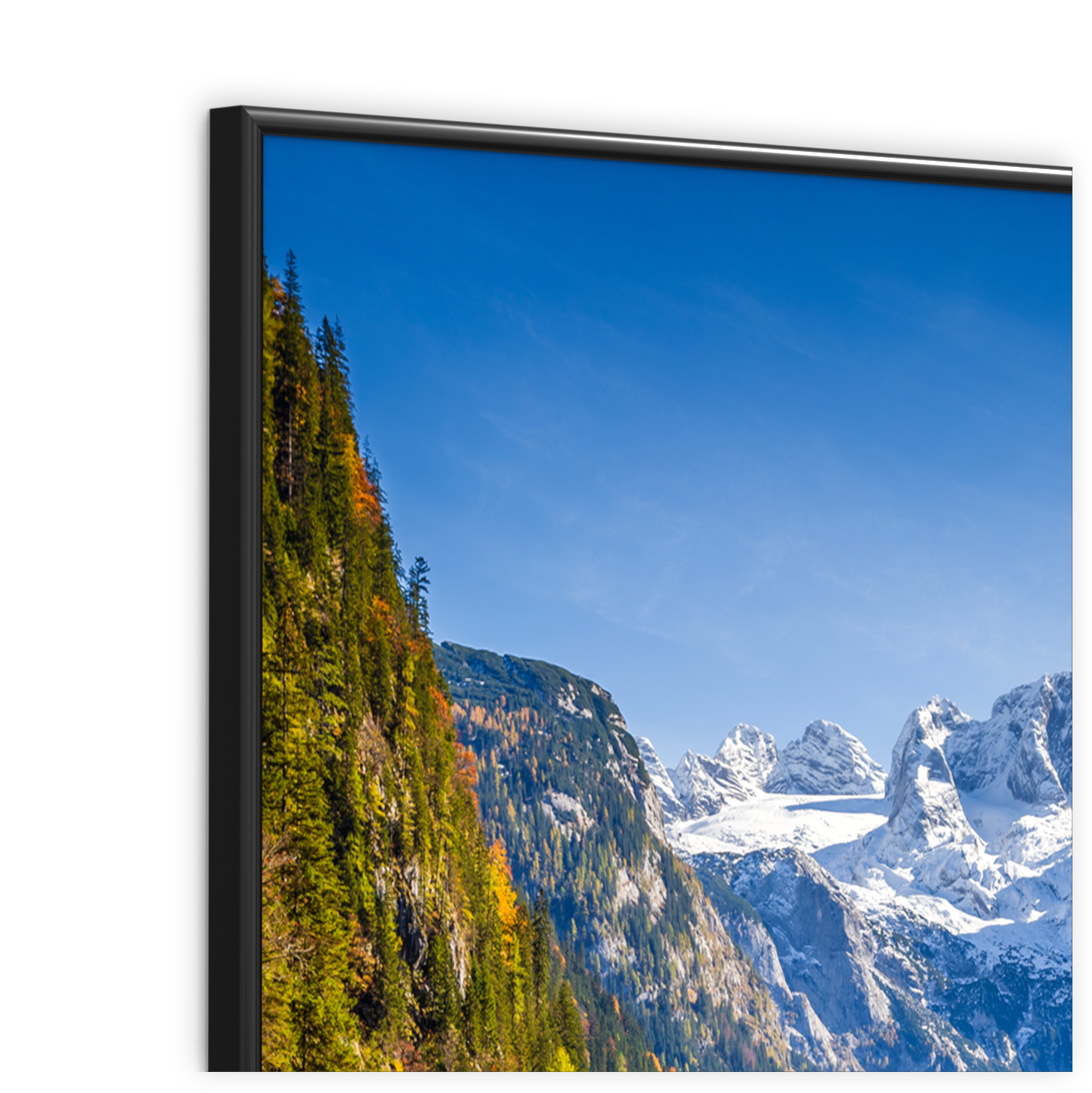 Detailaufnahme eines Bildes im Kunstoffrahmen mit Alpenmotiv