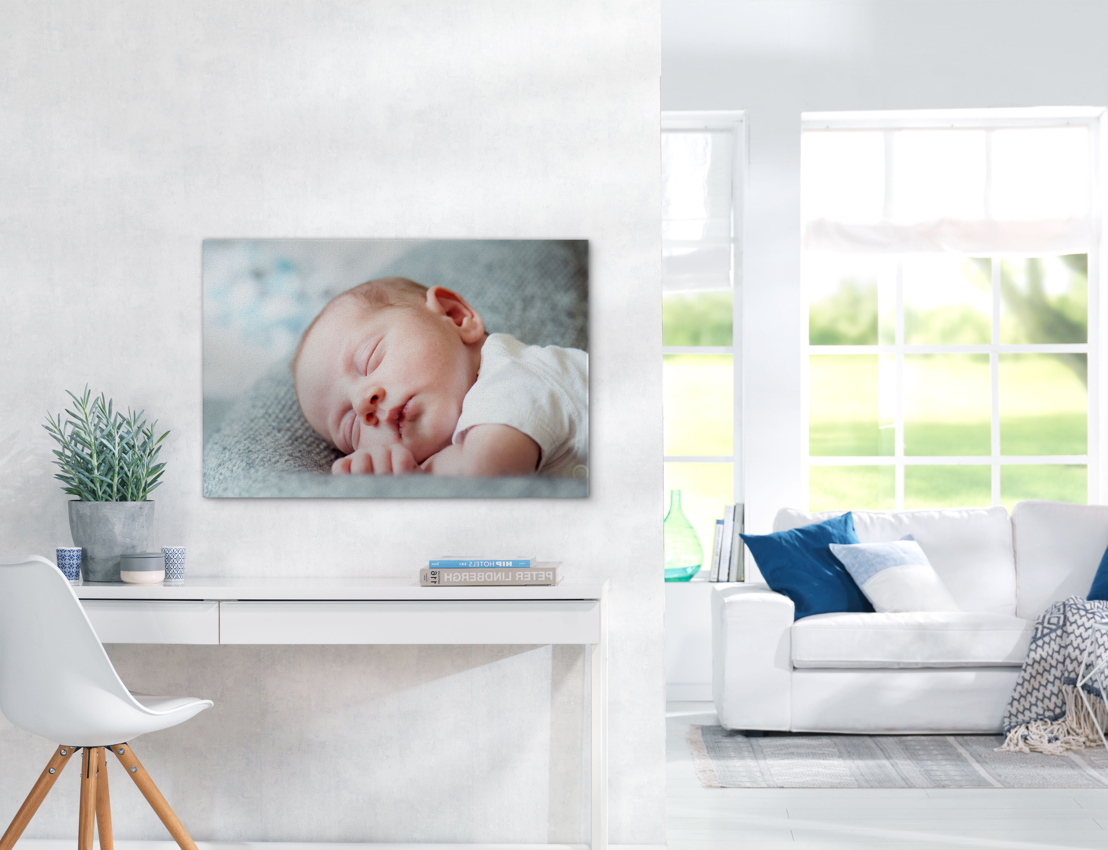 Wanddecoratie van een baby hangt boven een bureautafel.