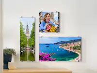 Foto op acrylglas afdrukken Drie foto's op acrylglas in verschillende formaten hangen aan de muur. Het gaat om vakantiefoto's.