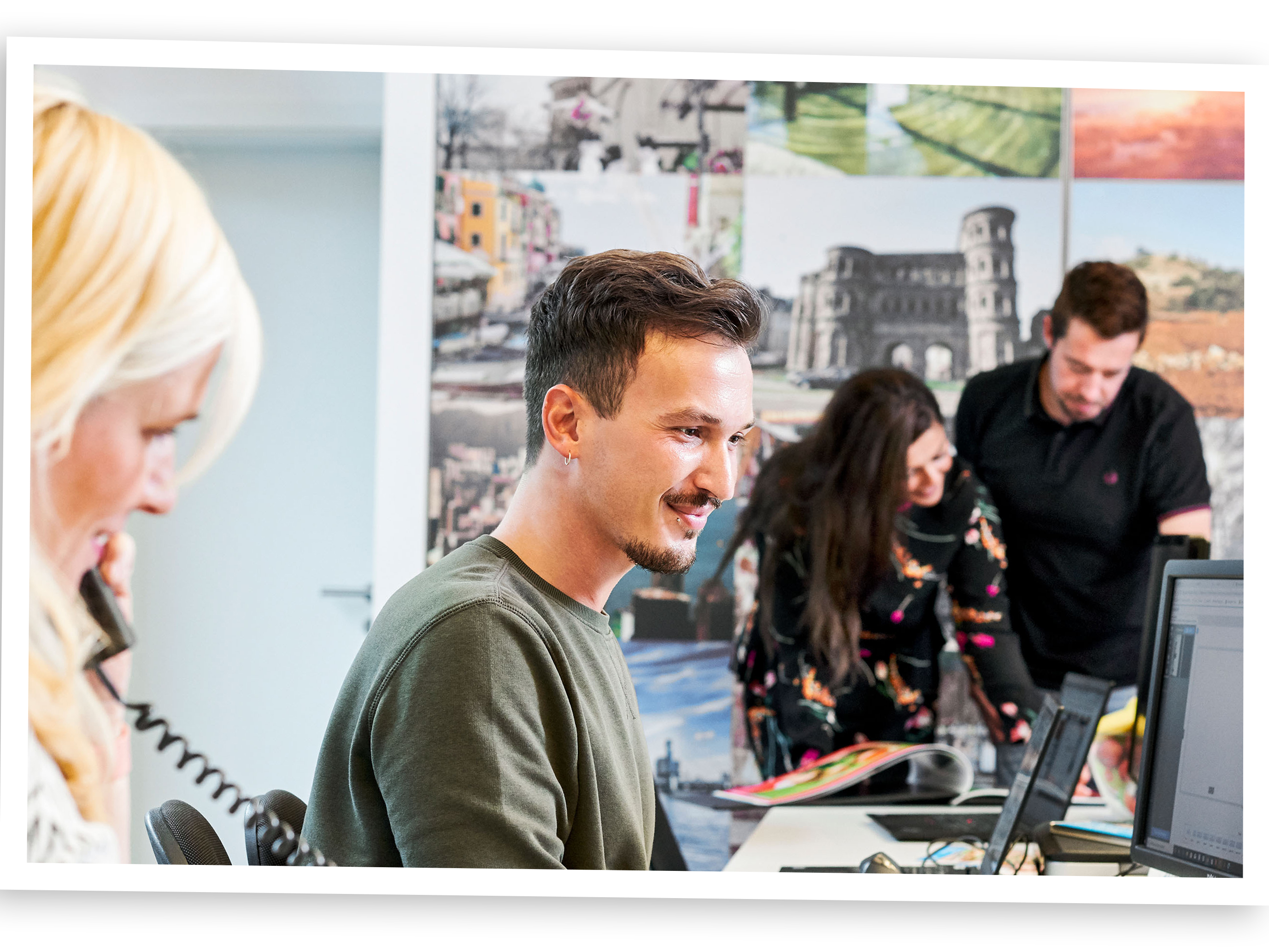 Freisteller eines Fotoabzugs mit Foto der Pixum Kundenservice-Mitarbeiter:in